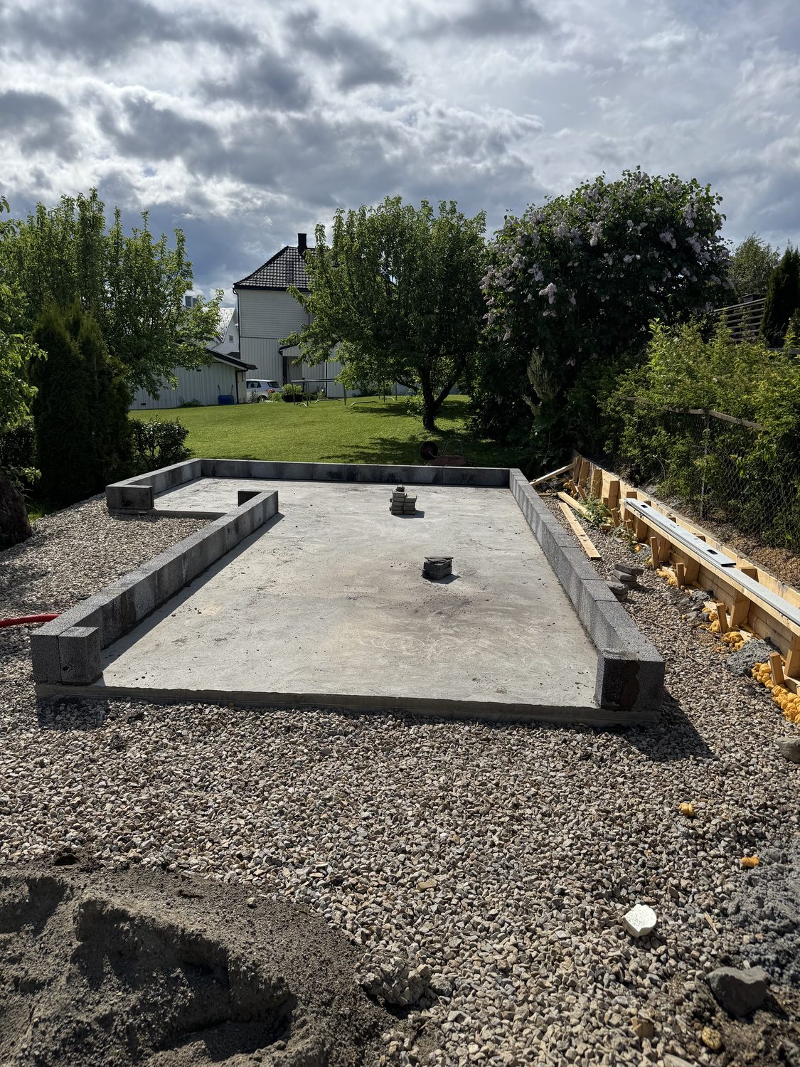 Støpt ringmur og plate klar for garasje