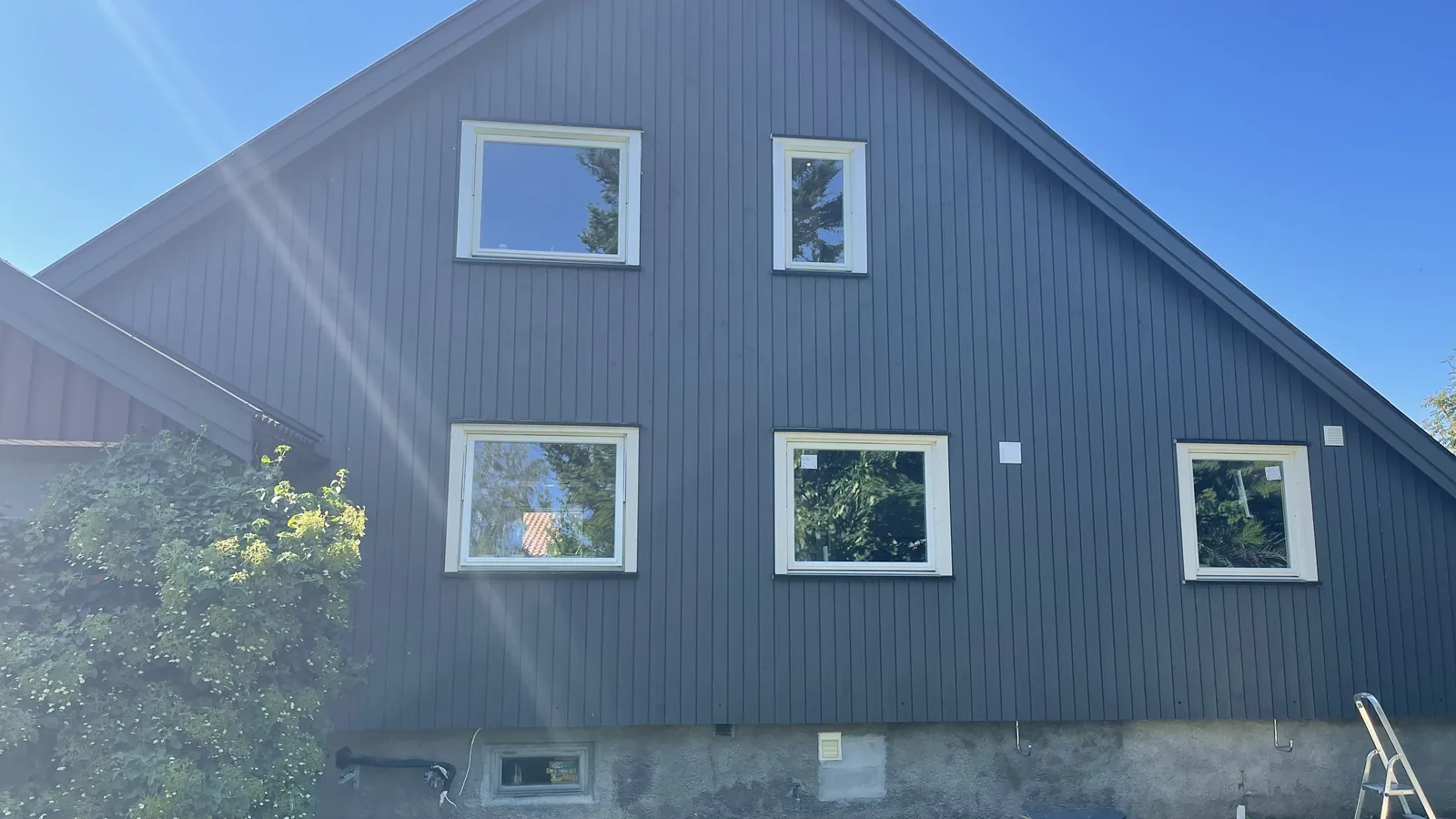 Gavlvegg med ny stående kledning og nye vinduer