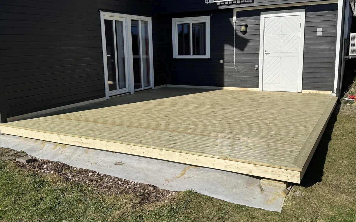 Ny terrasse i impregnert tre mot eksisterende bolig